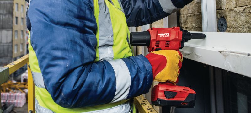 RT 6-A22 Cordless rivet tool 22V cordless rivet tool powered by Li-ion batteries for installation jobs and industrial production using rivets up to 4.8 mm in diameter (up to 5.0 mm for aluminum rivets) Applications 1