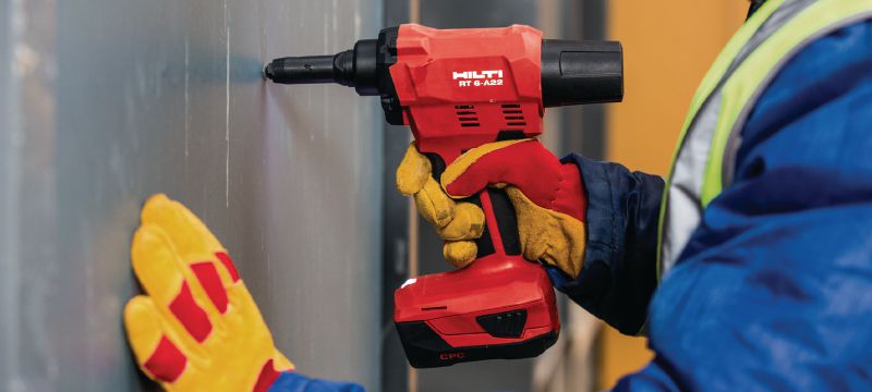 RT 6-A22 Cordless rivet tool 22V cordless rivet tool powered by Li-ion batteries for installation jobs and industrial production using rivets up to 4.8 mm in diameter (up to 5.0 mm for aluminum rivets) Applications 1