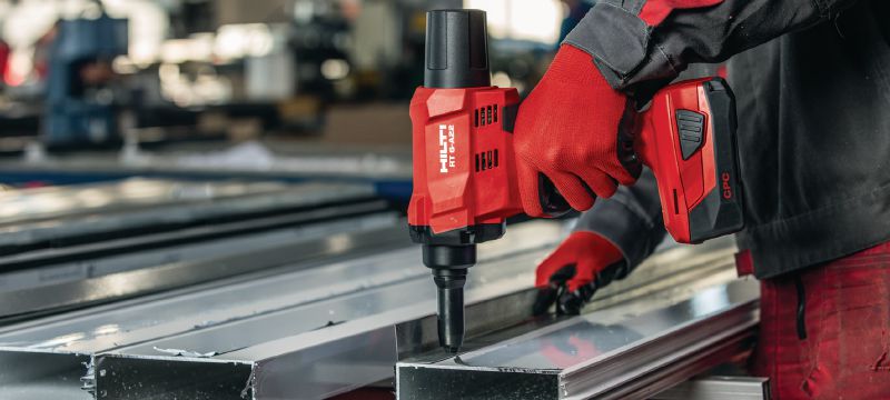 RT 6-A22 Cordless rivet tool 22V cordless rivet tool powered by Li-ion batteries for installation jobs and industrial production using rivets up to 4.8 mm in diameter (up to 5.0 mm for aluminum rivets) Applications 1