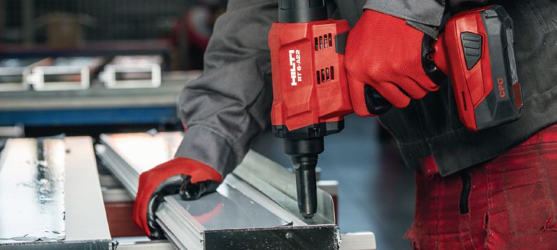 RT 6-A22 Cordless rivet tool 22V cordless rivet tool powered by Li-ion batteries for installation jobs and industrial production using rivets up to 4.8 mm in diameter (up to 5.0 mm for aluminum rivets) Applications 1