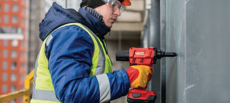 RT 6-A22 Cordless rivet tool 22V cordless rivet tool powered by Li-ion batteries for installation jobs and industrial production using rivets up to 4.8 mm in diameter (up to 5.0 mm for aluminum rivets) Applications 1