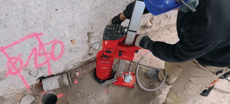 DD 160 Core drill Compact but powerful diamond coring machine for rig-based concrete coring from 25-202 mm (31/32 - 7-15/16”) in diameter Applications 1