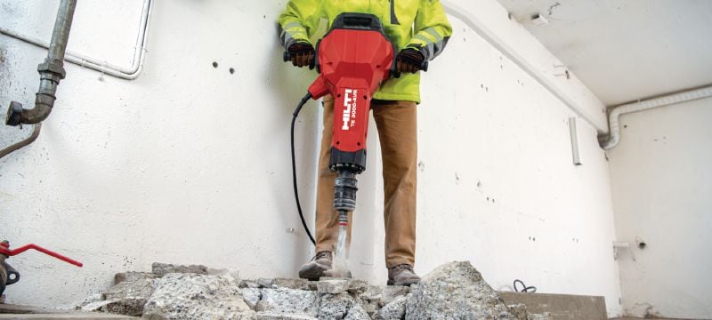 TE 3000-AVR TE-H heavy-duty electric jackhammer Exceptionally powerful breaker for heavy-duty concrete demolition, asphalt cutting, earthwork and driving ground rods Applications 1